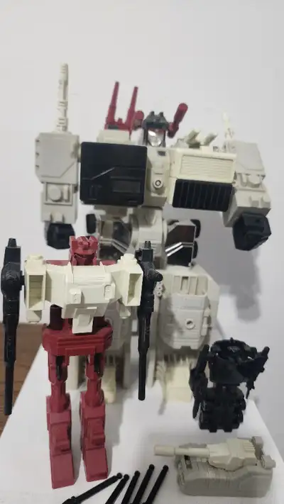 Vintage G1 Transformer Autobot City Metroplex complete with rubber tires. This Fortress figure from...