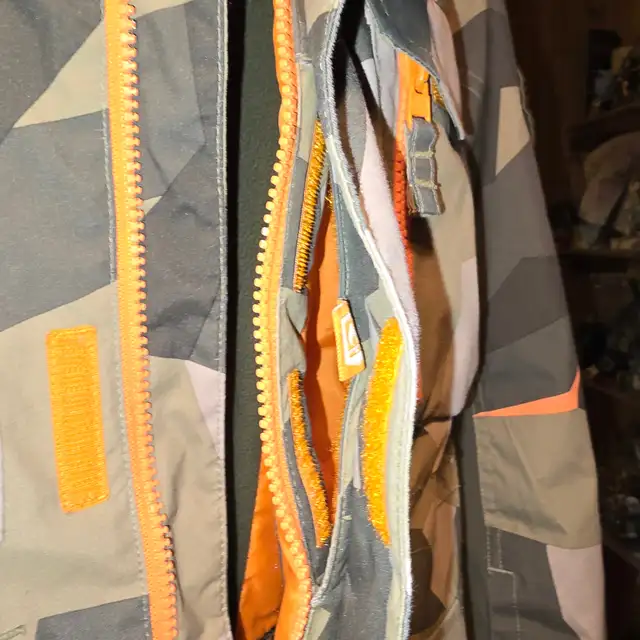 Burton Camo Snowboard Jacket in Kids & Youth in Campbell River - Image 6