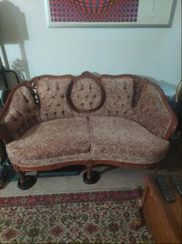 Sofa Couch Vintage wood frame / Divan en Bois / Good Condition