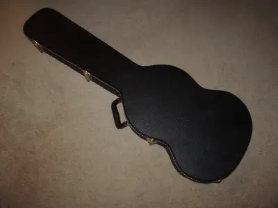 This is a Yorkville YEC-6HSG guitar case in as new condition. No signs of use and no weird smells. F...
