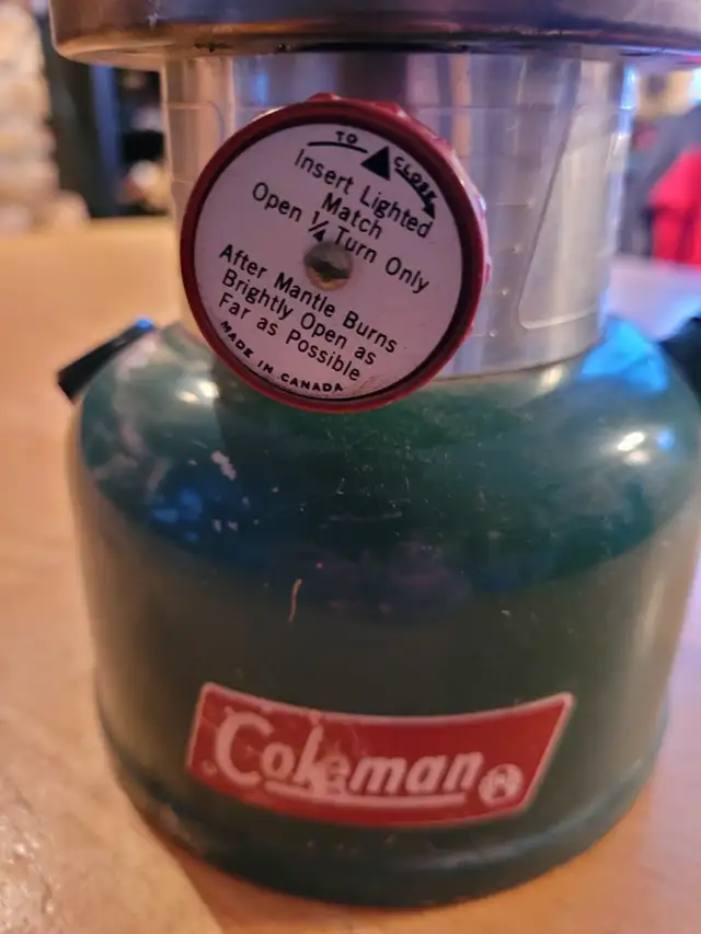 LANTERNE CLASSIQUE À NAPHTE / COLEMAN / 1971'S in Arts & Collectibles in Laurentides - Image 6