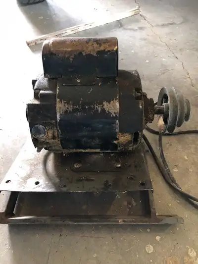 Available for sale is a vintage General Electric in working condition. It is a 1/2 horse power AC Mo...