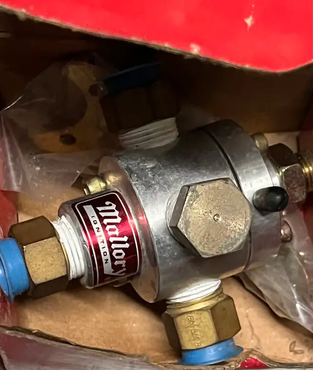 Edelbrock Torker II 2.O BBC oval port intake manifold in Engine & Engine Parts in Markham / York Region - Image 2