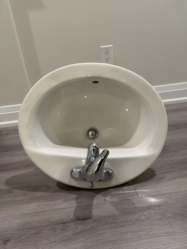 Sink with faucet - white in Plumbing, Sinks, Toilets & Showers in Brantford - Image 2