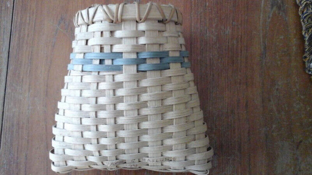 CREE BIRCH BARK and ASH BASKETS- 2 BERRY BASKETs in Arts & Collectibles in Oshawa / Durham Region - Image 3