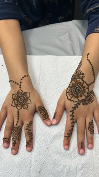 Henna artist 