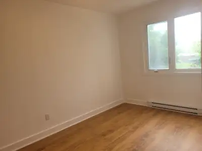 5 1/2 récemment rénové à l'étage d'un duplex au Secteur Tétreaultville à Montréal, près de la rue Sh...
