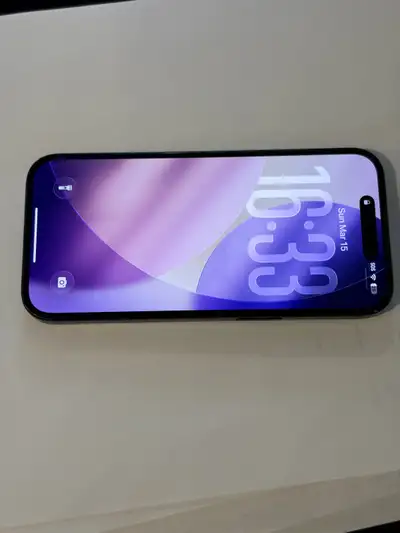 Iphone 15 128gb deverouillé Batterie a 91% Noir Seulement le coin arrière dans le bas craqué
