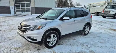 Voici une Honda CRV SE AWD 2016, un VUS fiable et spacieux, parfait pour les familles et les aventur...