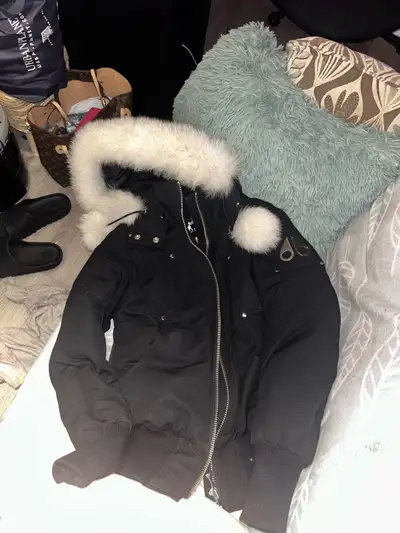 Got the coat in february 2023 barely worn for 2 winters. paid 3k when i bought it (online) AUTHENTIC...