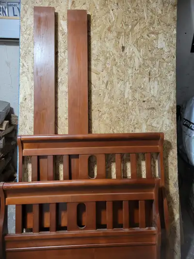 Lit simple en bois / Simple wooden bed, View more