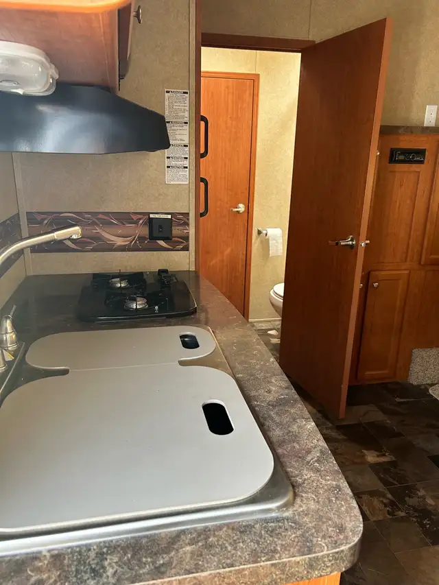 2012 XLR toy hauler 27hfs in Travel Trailers & Campers in Regina - Image 10
