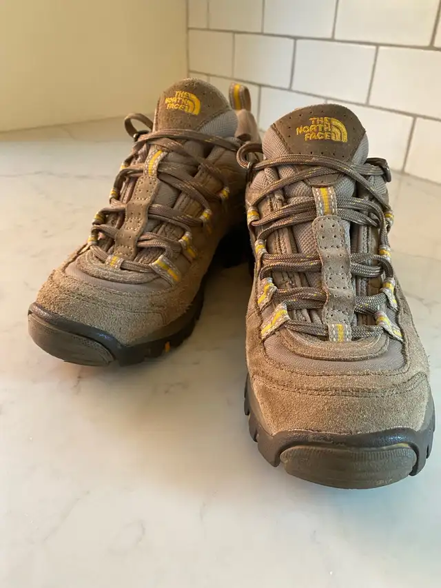 Like new! The North Face women’s suede hiking shoes sz 38 in Women's - Shoes in Kitchener / Waterloo - Image 2