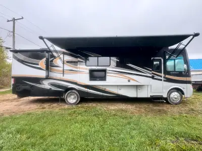 2011 Holiday Rambler 36sbt V10 Ford 36’ with 3 slides outs. 47000 miles on it. Runs and drive excell...