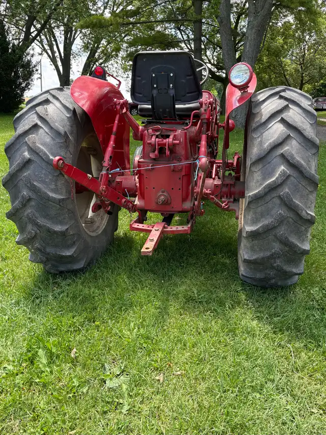 International B414 tractor in Farming Equipment in Hamilton - Image 5