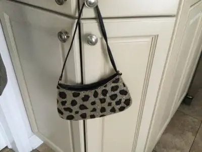 BRAND NEW GORGEOUS HANDBAG APROX DIM 10x6 INCHES , View more