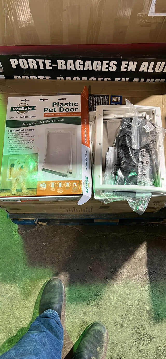 Petsafe plastic pet door medium 1-40 lbs  in Accessories in Sarnia