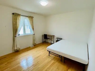 Cozy & bright bedrooms on the 2nd floor for rent, in a big detached house with a big backyard. - Clo...