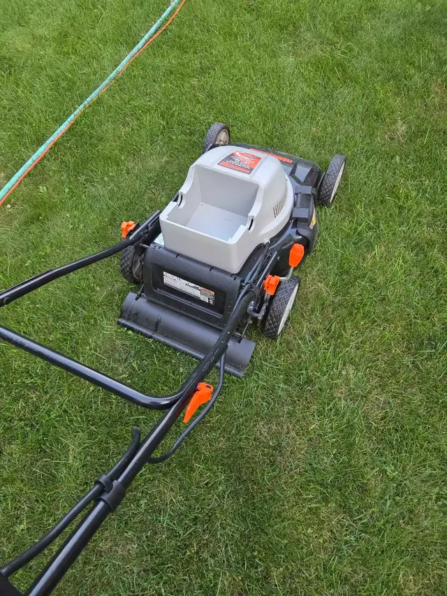 Cordless lawn mower ... needs a battery in Lawnmowers & Leaf Blowers in Kitchener / Waterloo - Image 10