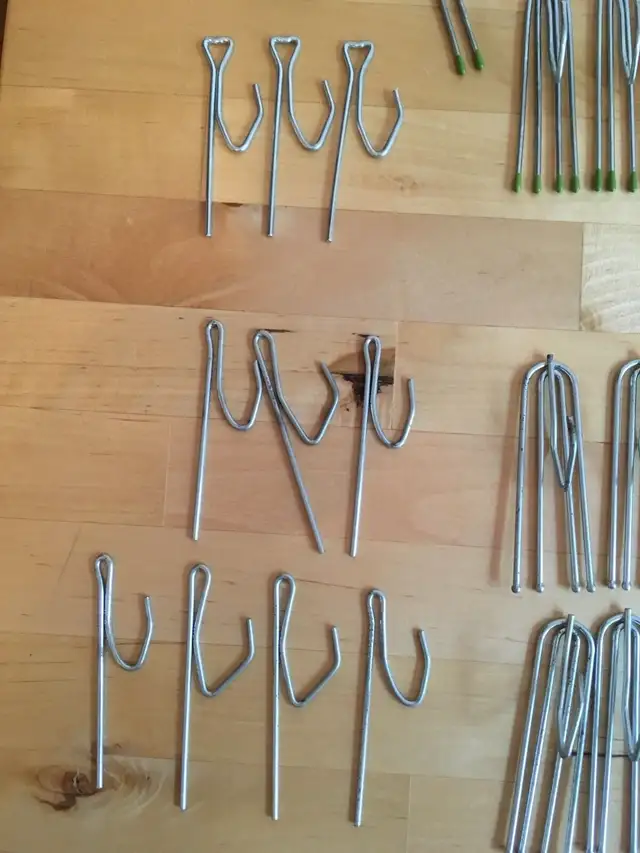 Lot 67 Crochets rideaux MÉTAL VINTAGE 4-Prong Curtain Hooks  in Windows, Doors & Trim in City of Montréal - Image 9