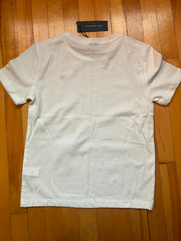 NEUF T-shirt blanc Tommy Hilfiger enfant 6 - 7 ans / Kid's shirt dans Enfants et jeunesse  à Ville de Montréal - Image 3