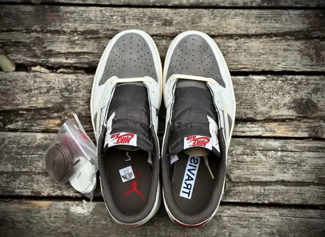 Jordan 1 Retro Low SP Travis Scott Reverse Mocha  in Men's Shoes in Mississauga / Peel Region - Image 4