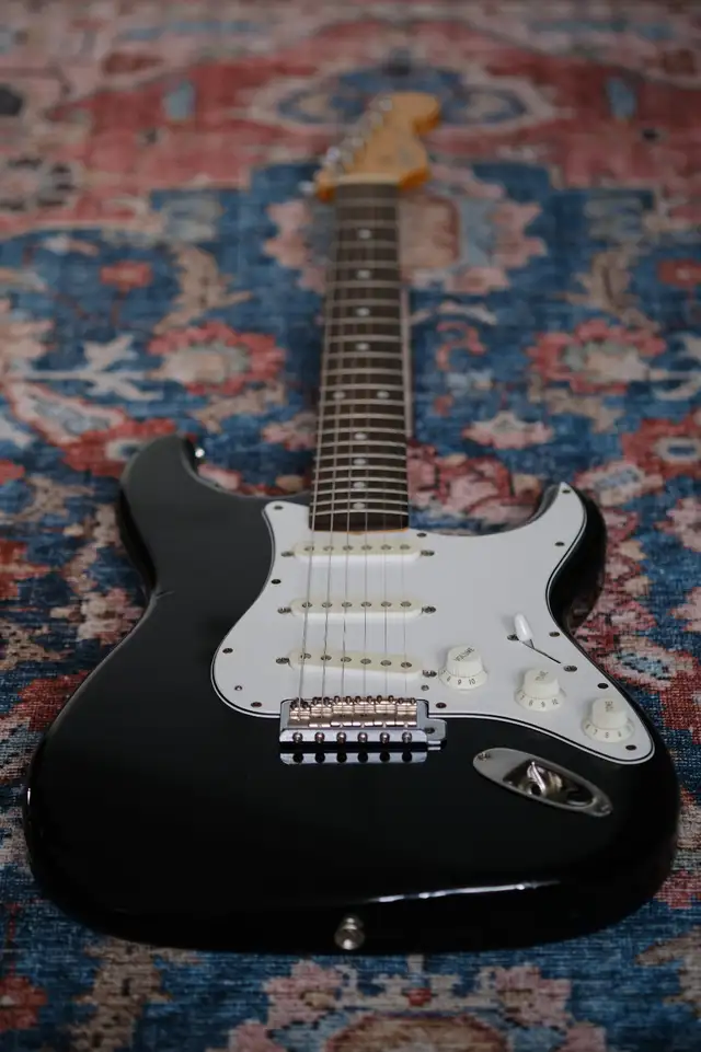 1993 Japan Squier Stratocaster in Guitars in City of Toronto - Image 10