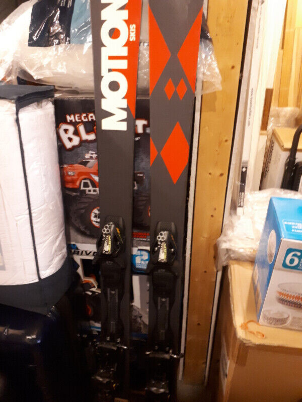 NEW  Motion skis 172cm with bindings (Missing 1 Screw) for sale. in Ski in Calgary - Image 4
