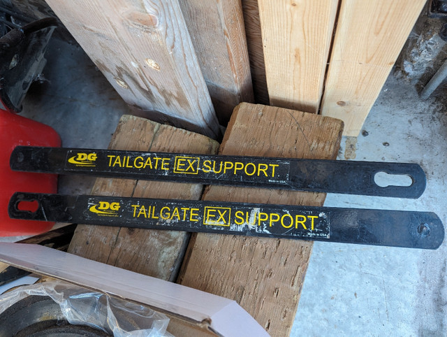 Tailgate Support Sierra Silverado  in Auto Body Parts in Winnipeg - Image 2