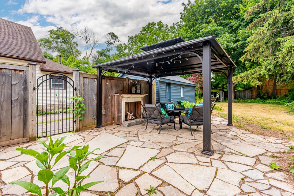 Charming 3 bedroom house available for rent! 2