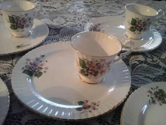 BONE CHINA CUPS & DESSERT PLATES Set/6 -VIOLETS, ROYAL WINDSOR63804732419843121