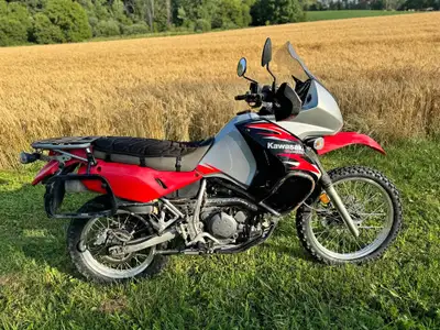 With heated grips, saddle bags, skid plate,highway pegs and tall screen this bike is ready for Alask...