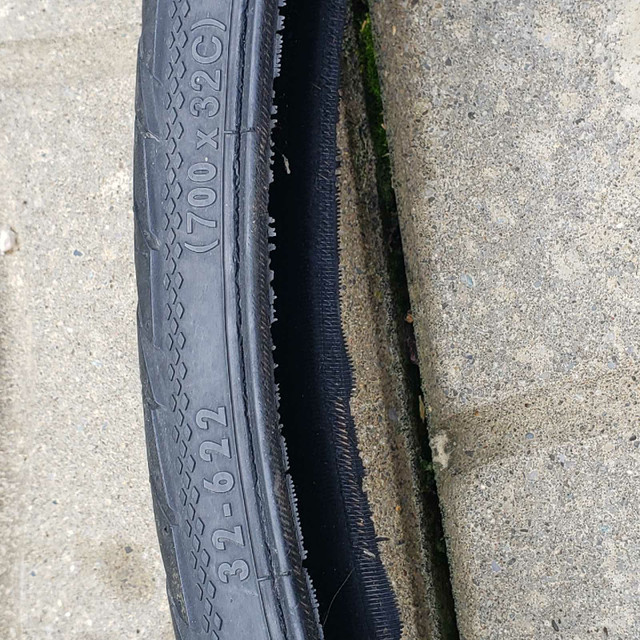 2 pneus hybrides  700x32 pour vélo in Road in Gatineau - Image 4
