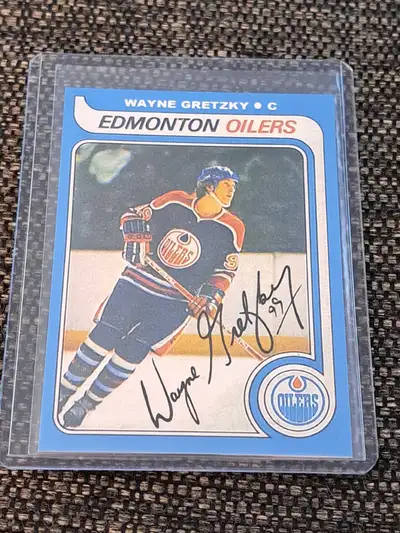 Selling collectible Wayne Gretzky Rookie Reprint hockey card with Auto printed Signed in EXCELLENT c...