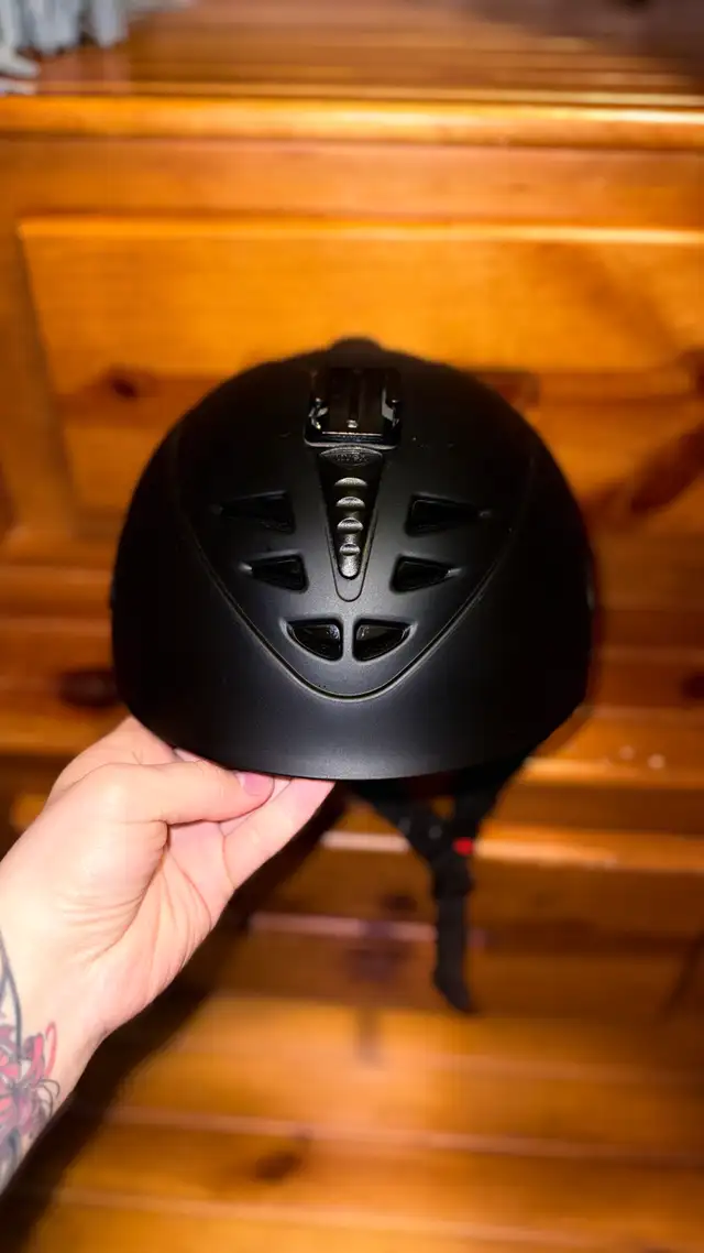 Uvex ski/snowboard helmet in Snowboard in Whistler - Image 2