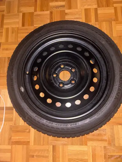 4 X 215/50r17 pneus Yokohama presque neuf d’hiver + jantes Était sur une Honda civic 2020 Négociable...