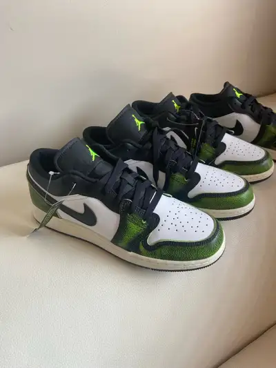 Step up your sneaker game with these authentic Nike Air Jordan 1 Low Electric Green sneakers! These...