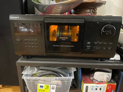Sony CDP-CX681 MegaStorage 200 CD changer w/remote control, View more