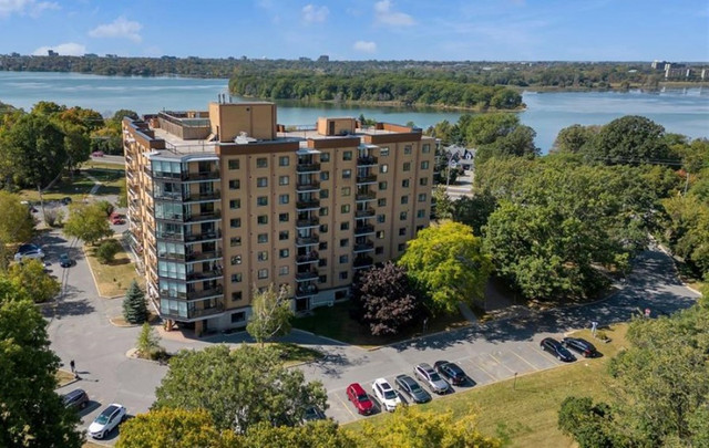 2-bedroom, 2-full-bathroom condo, 2 parkings, 120 Barrett Court in Long Term Rentals in Kingston