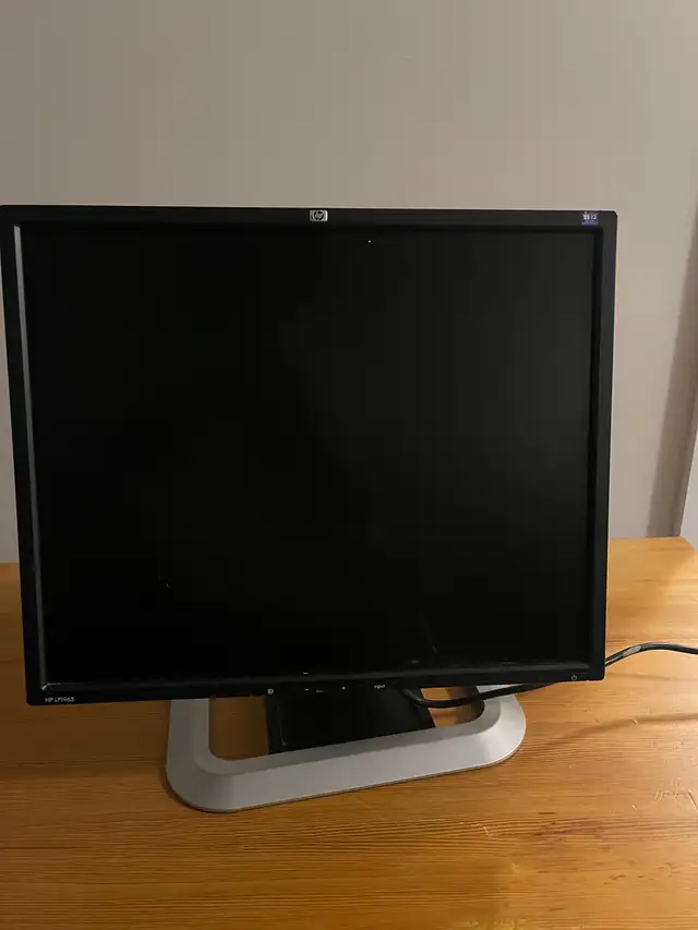 HP LP1965 LCD Monitor in Monitors in Ottawa - Image 2