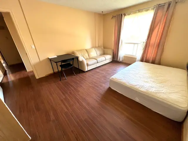 Furniture Room for rent available Calgary63848999977603120