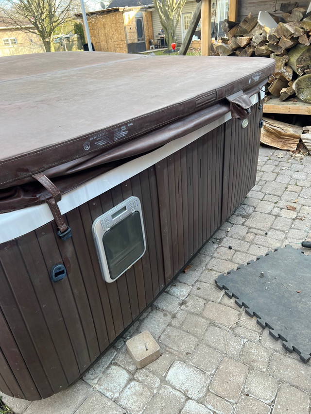 Jacuzzi J470 hot tub in Hot Tubs & Pools in Chatham-Kent - Image 4
