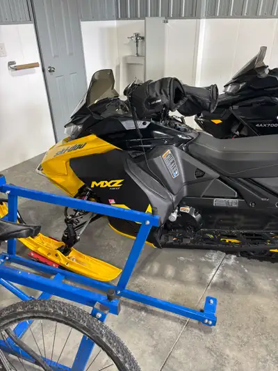 Mint condition, studs matching, body armour matching , tunnel protector,visor plug , led hand grips...