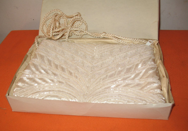 Ladies White Sequence Shoulder Purse -Cocktail Party Bag- (NEW) in Women's - Bags & Wallets in Edmonton