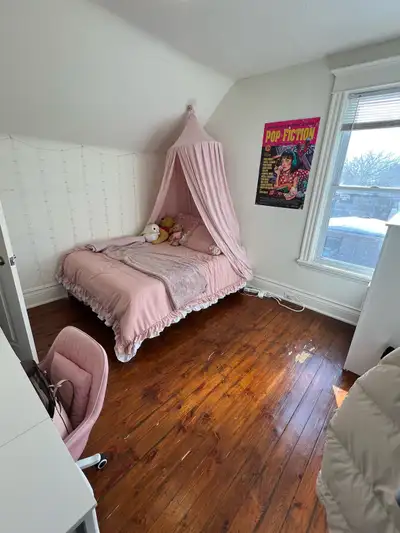 Take over lease in a 4 bedroom female student house