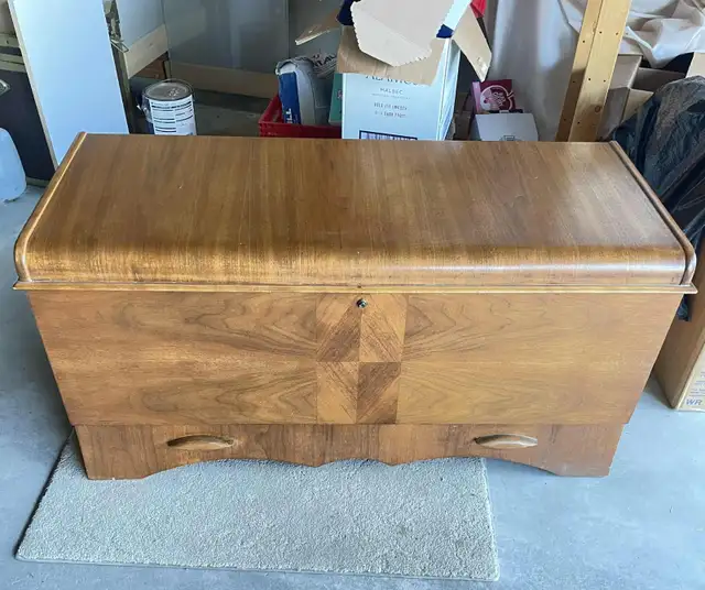 Invermere-Beautiful Antique *Viscol cedar chest- great condition in Dressers & Wardrobes in Revelstoke - Image 2