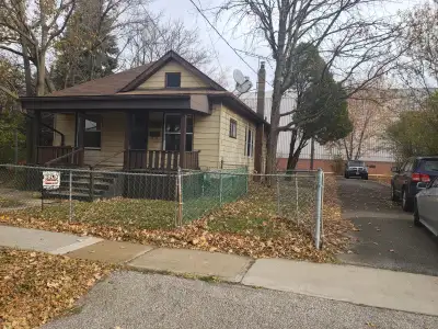 Entire 3-bedrooms plus Den, 1 washroom house is up for rent. The house is located conveniently at He...