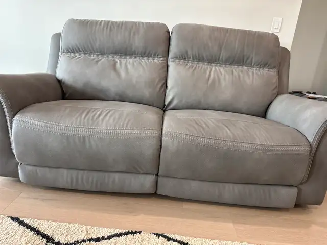 Power Reclining 3-seater in Couches & Futons in Dartmouth - Image 2