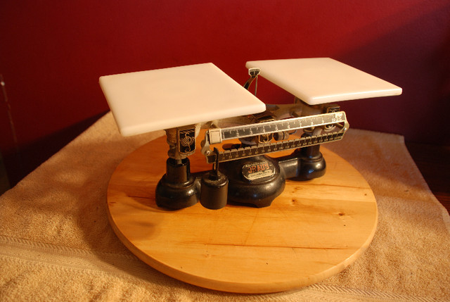 Double Beam Balance Scale ''Ohaus'' 2 Kilo Scale in Arts & Collectibles in Edmonton