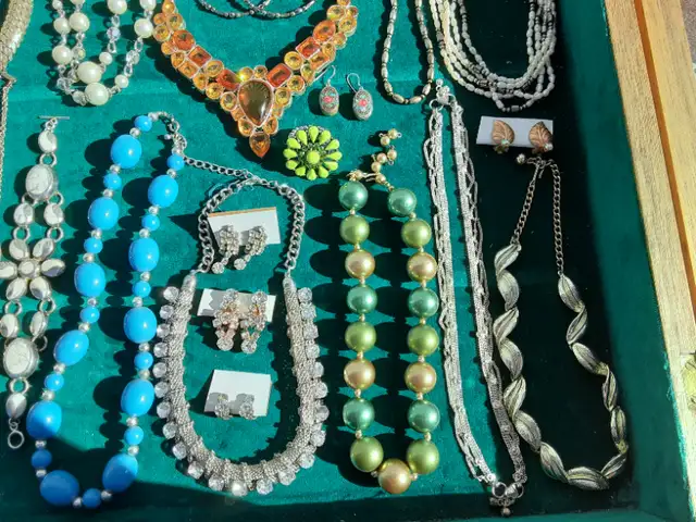 Vintage Jewelry Lot (Display Case not included) - $70 in Arts & Collectibles in Edmonton - Image 6